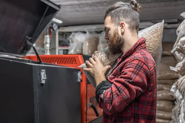 Termoșemineu pe peleți de 30 kW: cât încălzește cu agent termic și ce cere la montaj