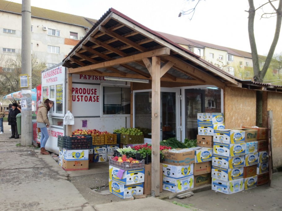Minimarket - Strada Sfintii Apostoli Petru si Pavel colt cu Calea Sever Bocu