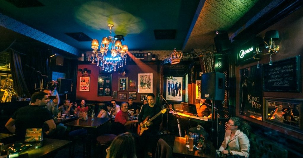 Live music with G Brothers