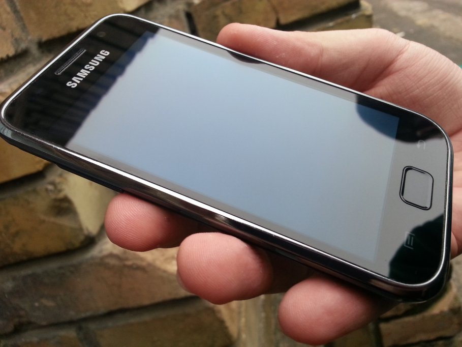 Samsung Galaxy S Plus (i9001) cu tot cu accesorii.Folosit foarte putin