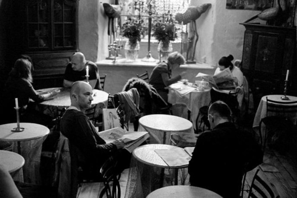 Expozitie foto „Kaffeehaus-Kultur” si muzica live: Hans Hochheim, Andrei Ciuleac si Remus Turcu