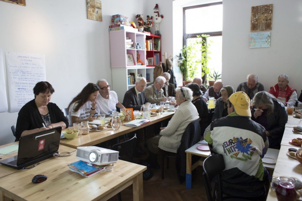 Caravana Cafeneaua Seniorilor: „Munca la vârsta a treia este terapie"