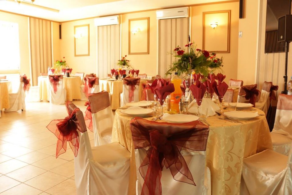 Restaurant La Rousse din Timisoara ofera sala de botez cu 30 - 80 de locuri