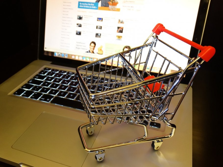 Numărul de oameni care fac cumpărături online este în creștere