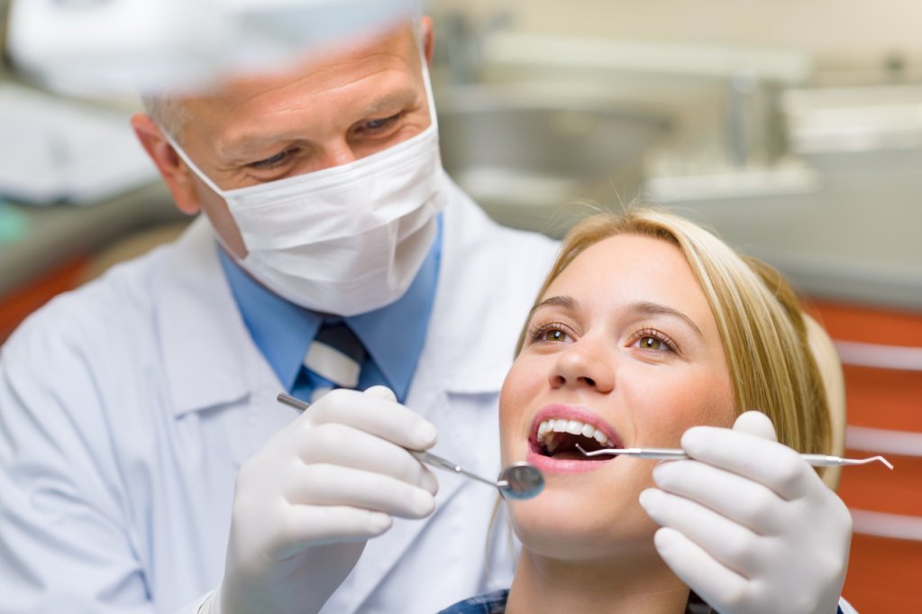 Daca nu te simti confortabil cu dantura incompleta, un implant dentar poate fi solutia pentru tine!