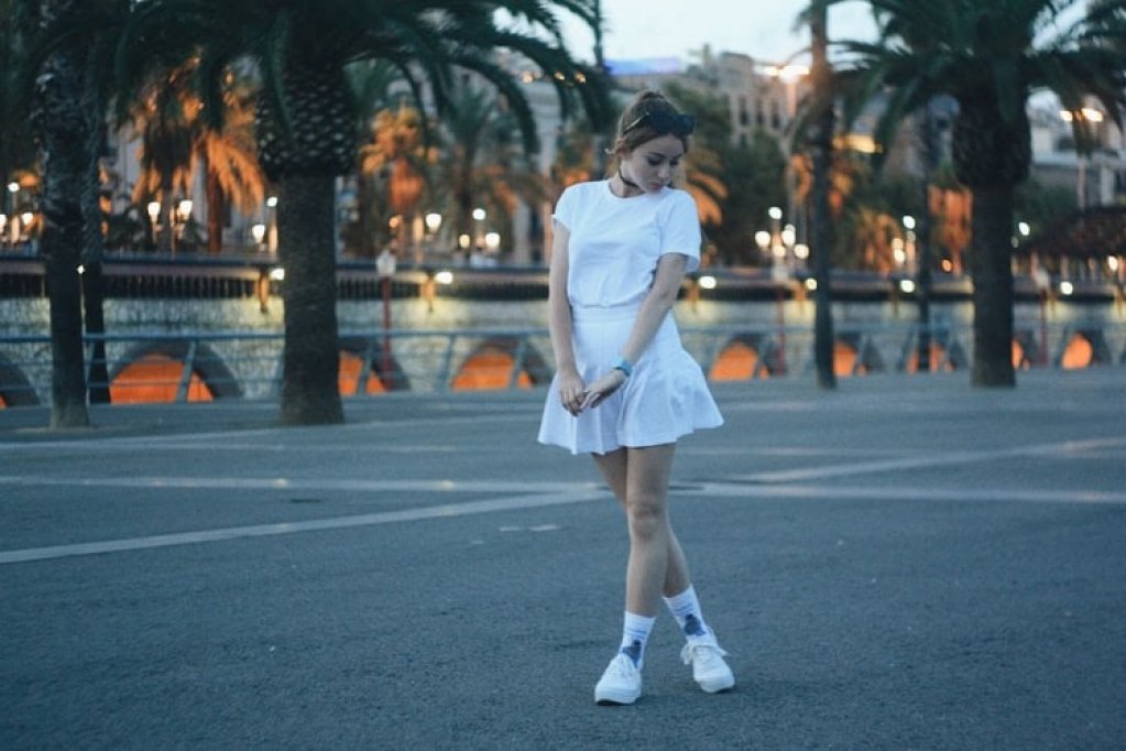 5 outfituri all white din care te poți inspira