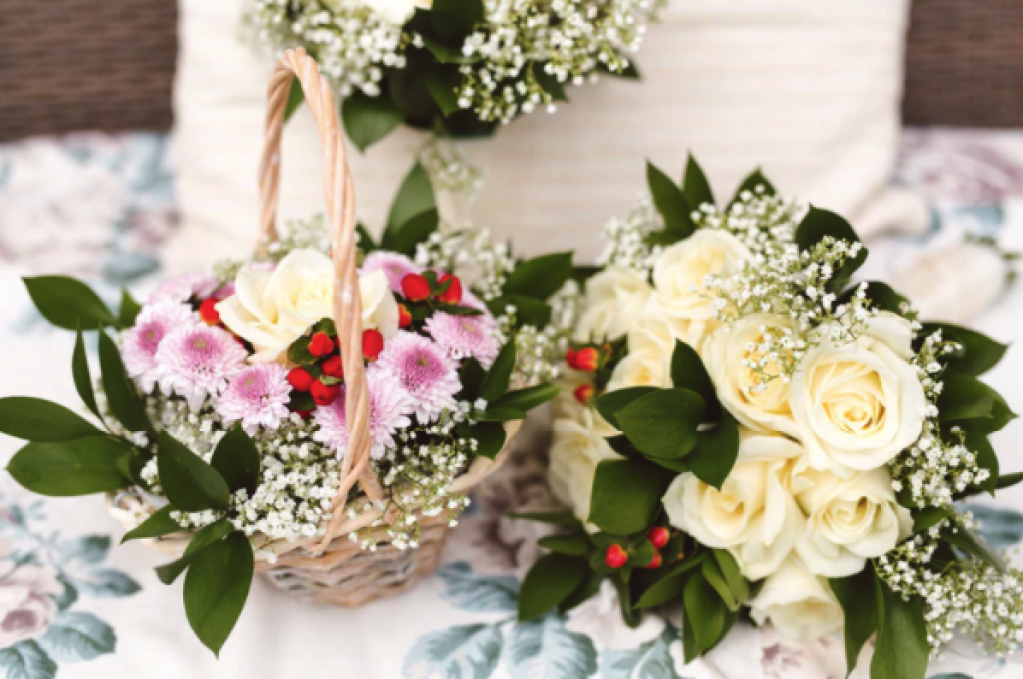 De Crăciun, dăruiește cele mai frumoase coșuri cu flori de la o florărie online!