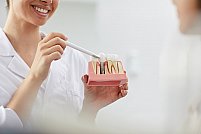 Pot înlocui implanturile dentare dinții naturali?