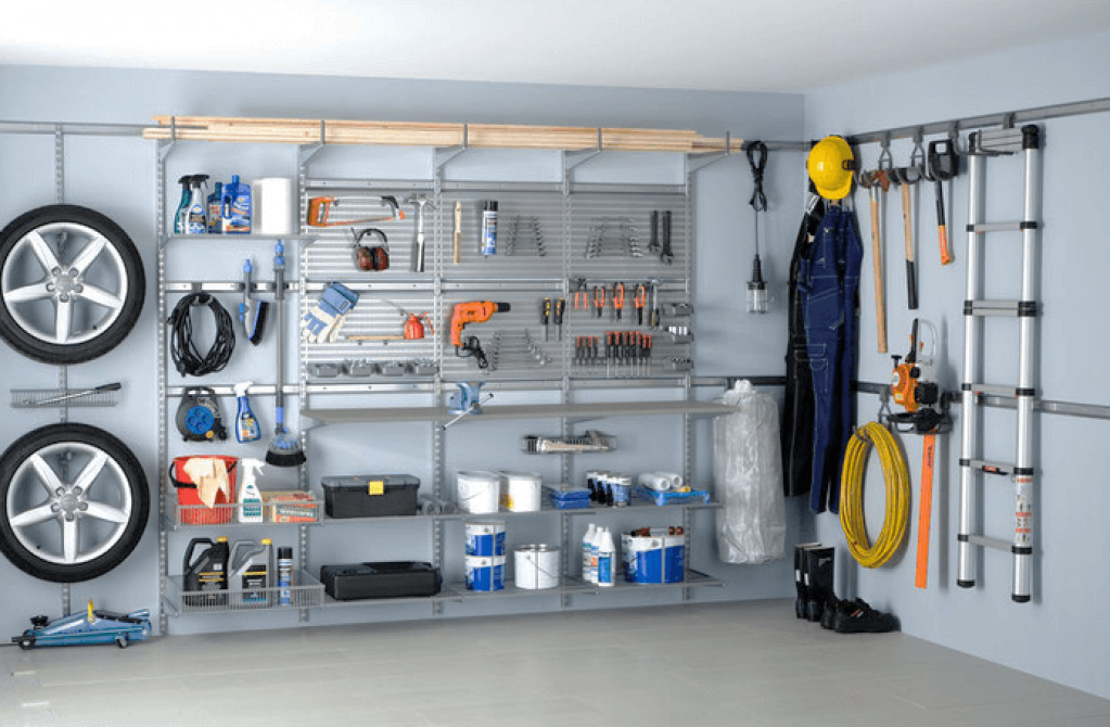 Cum pastrezi garajul organizat? Rafturile metalice o solutie practica prin care poti pune capat dezordinii