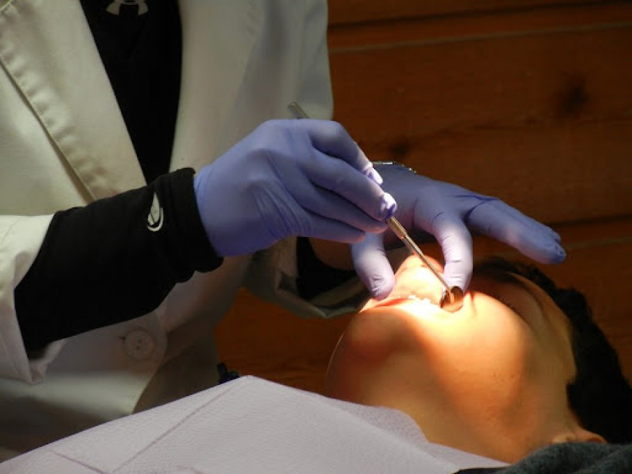 Tipuri de implanturi dentare: cum îl alegi pe cel potrivit?