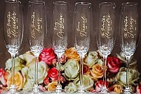 Sărbătorind dragostea în mod durabil: Personalizarea nunții tale cu pahare gravate
