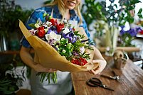 Avantajele pe care le ai dacă alegi serviciile de livrare flori la domiciliu