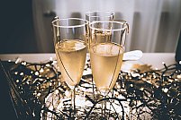 Pregătește sticla și paharele de șampanie! 3 ocazii speciale în această vară